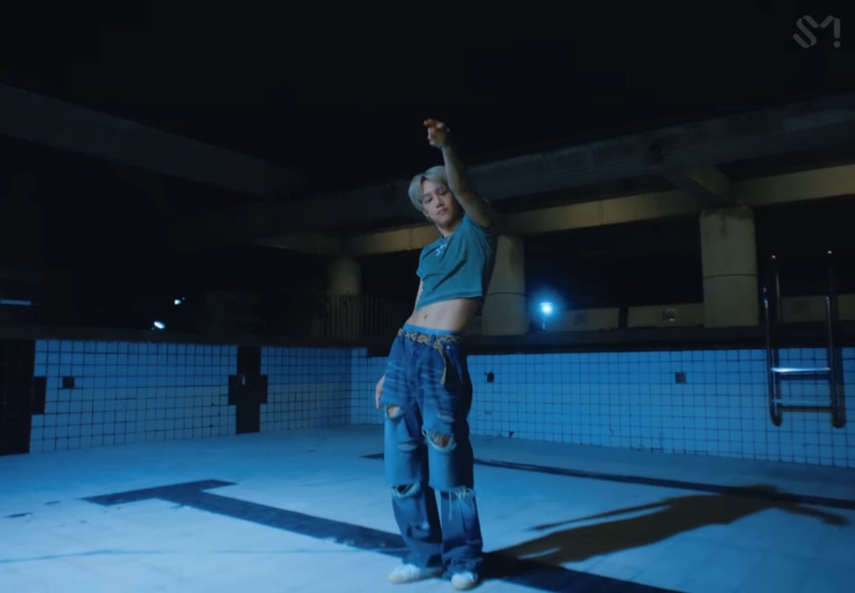 250403 엠카 사녹 후기 #카이 #KAI #김종인 
착장은 MV 티저에서 나왔던 옷
무대 풀빌라 수영장 느낌
노래 청량 섹시 비트가 강함
퍼포먼스 미쳤 얼굴 허리 어디 봐야 할지 모른수준 후렴 끝나고 바다 댄서랑 듀엣 안무도 있음
녹화 전에 무대 올라와서 복근 만지다가 숨차면서 말했음 완전 야해!
