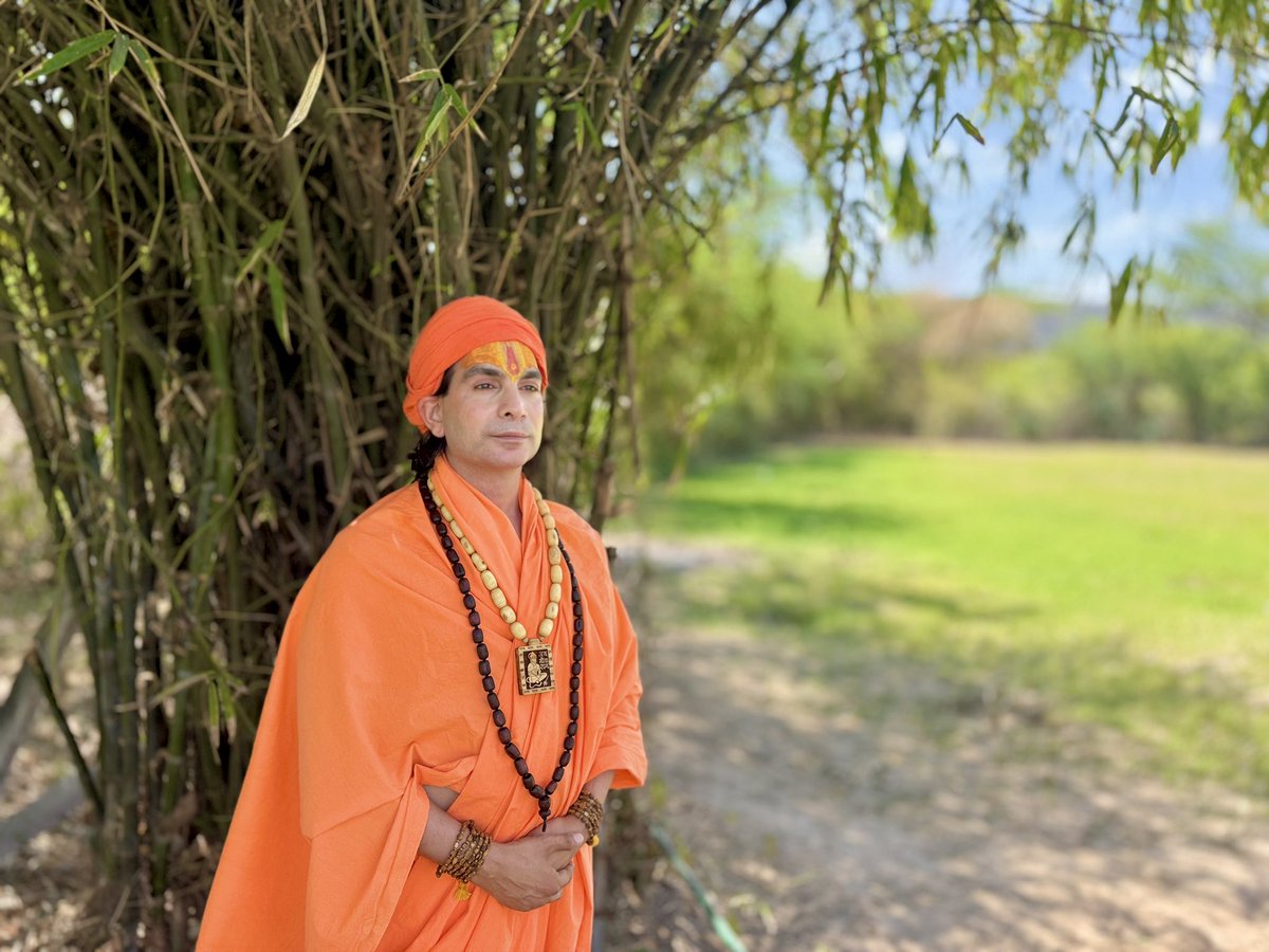 “ध्यानमूलं गुरुर्मूर्तिः पूजामूलं गुरुर्पदम्।
मन्त्रमूलं गुरुर्वाक्यं मोक्षमूलं गुरुकृपा॥”
“The form of the Guru is the foundation of meditation,
The feet of the Guru are the essence of worship,
The words of the Guru are the root of all mantras,
And the grace of the Guru is the