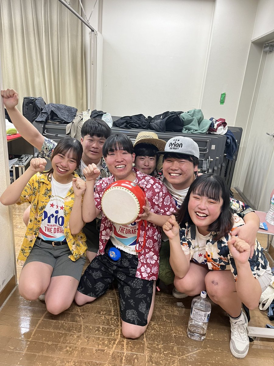 utina_OS's tweet photo. 🌺🌴卒業しました🌺🌴

はいさーい🐬🏝
私たちは、沖縄卒業旅行と卒業ライブをもちまして現役を卒業しました🌸

またやーさい👋 https://t.co/oDWHfCFz1F