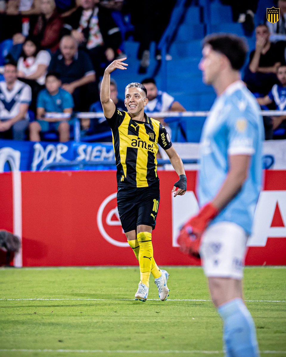 Leo sigue demostrando que si lo ayudan el rinde y crea juego para el equipo, me gustó el cangrejo y Herrera. En el segundo gol de Vélez siempre hay que cubrir el rebote del golero, lo hicieron? No. Campaña si bien no dio bien el rebote tuvo un buen partido! Lo mejor? LA GENTE