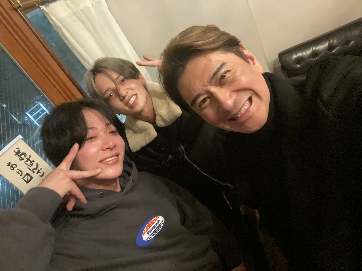 kawasakimayokun's tweet photo. 『ドリームハイ』で共演する、BUGVELのMAHIROとMINATOを連れて飲み。
関西弁に戻る俺。
礼儀正しくいい子達だよ。

#BUGVEL
#MAHIRO
#MINATO
#川﨑麻世
#川崎麻世
#FCUPOK https://t.co/YgaN6N8x2S