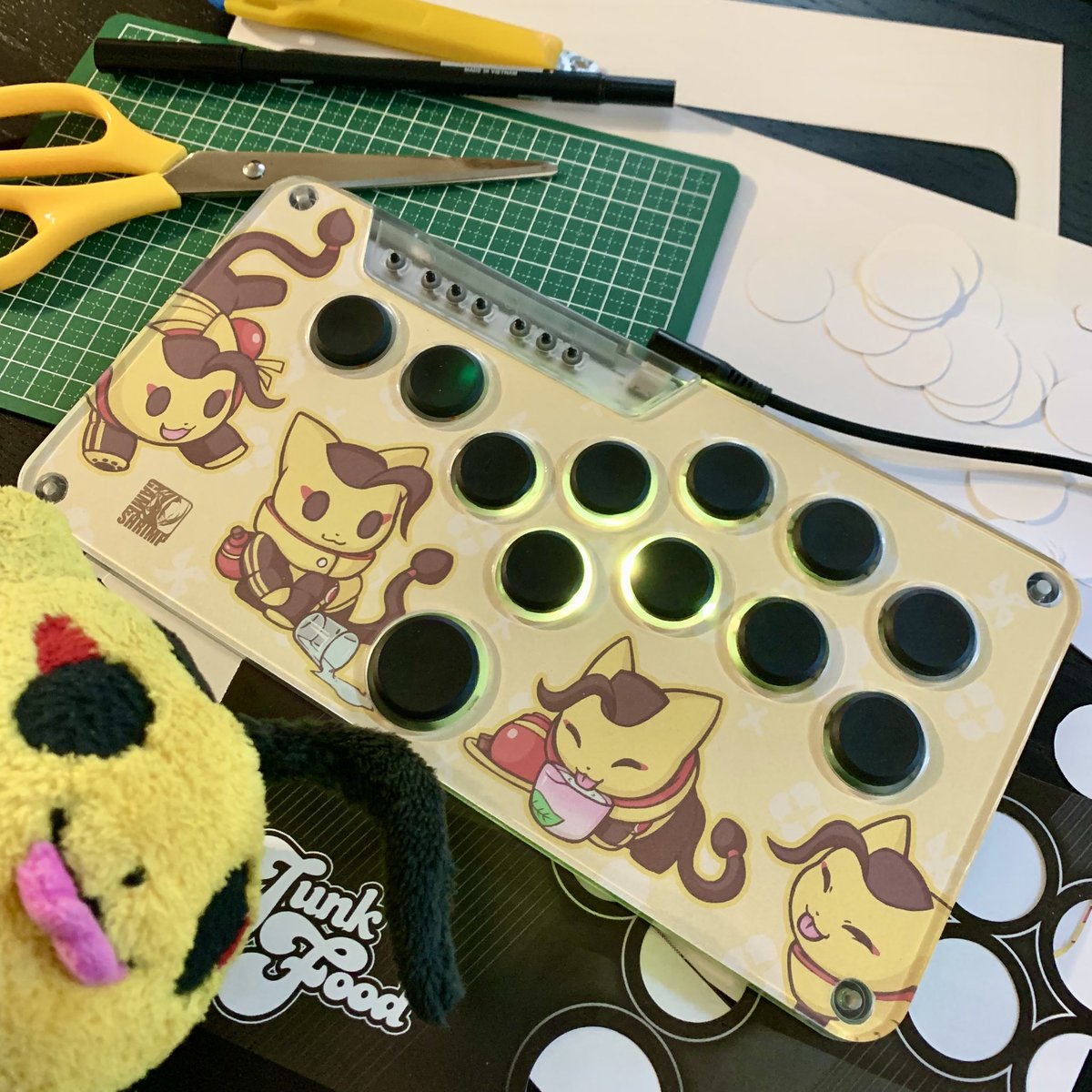GameShrimp's tweet image. More Snack Box MICRO arts! I enjoyed cutting each of these out, felt nice to get into a different kind craft project!
Vinyl stickers on card stock.
One of these arts is from my Patreon. Check out some more bts and exclusive arts there: patreon.com/gameshrimp