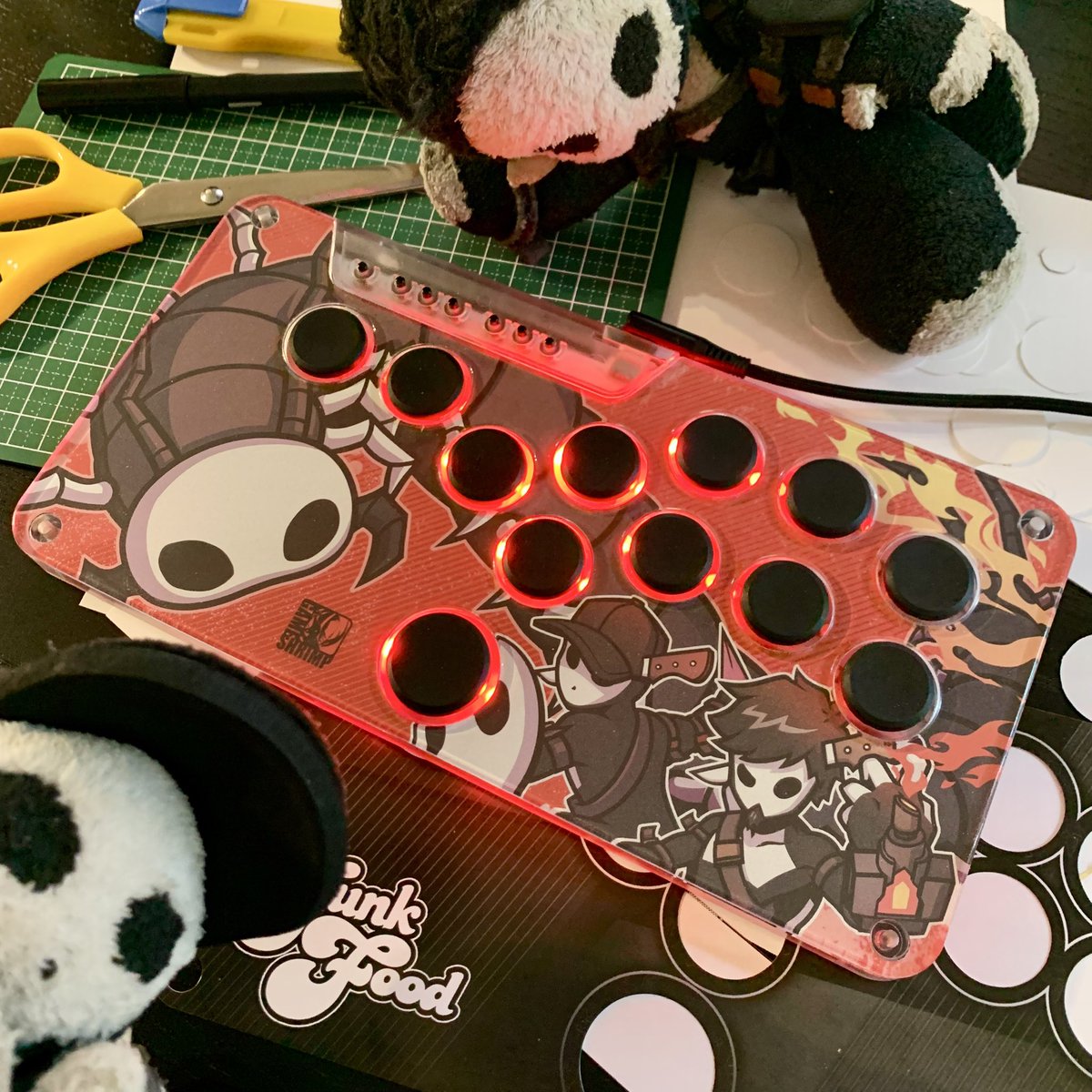 GameShrimp's tweet image. More Snack Box MICRO arts! I enjoyed cutting each of these out, felt nice to get into a different kind craft project!
Vinyl stickers on card stock.
One of these arts is from my Patreon. Check out some more bts and exclusive arts there: patreon.com/gameshrimp