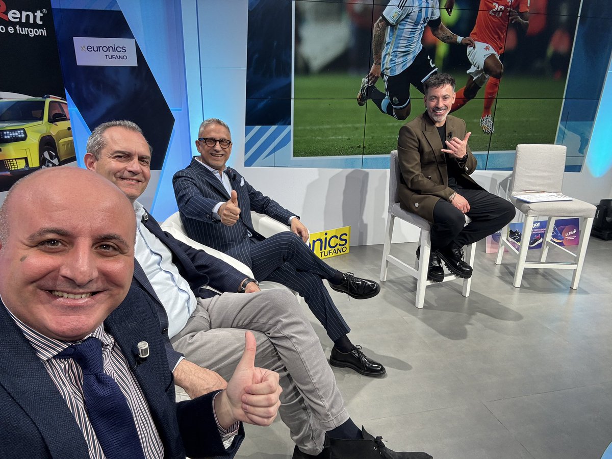 FOTO SHOW NM - Dietro le quinte con il <a href="/PochoLavezzi/">Ezequiel Lavezzi</a> a #terzotempocalcio su <a href="/televomero/">TELEVOMERO</a> 📺 #pocholavezzi #lavezzi