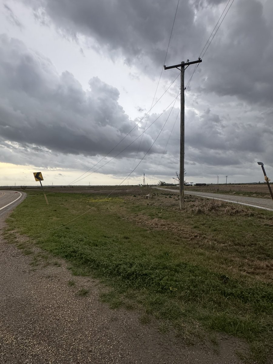 MattisonGafner's tweet image. #AFTERMATH: Just pulled into Almyra, currently off Stroh Road following what is believed to be a tornado. Lines are down across the road. Appears to be some damage to structures in the area. Entergy reporting nearly 300 people without power. I’ll be posting more as we travel…