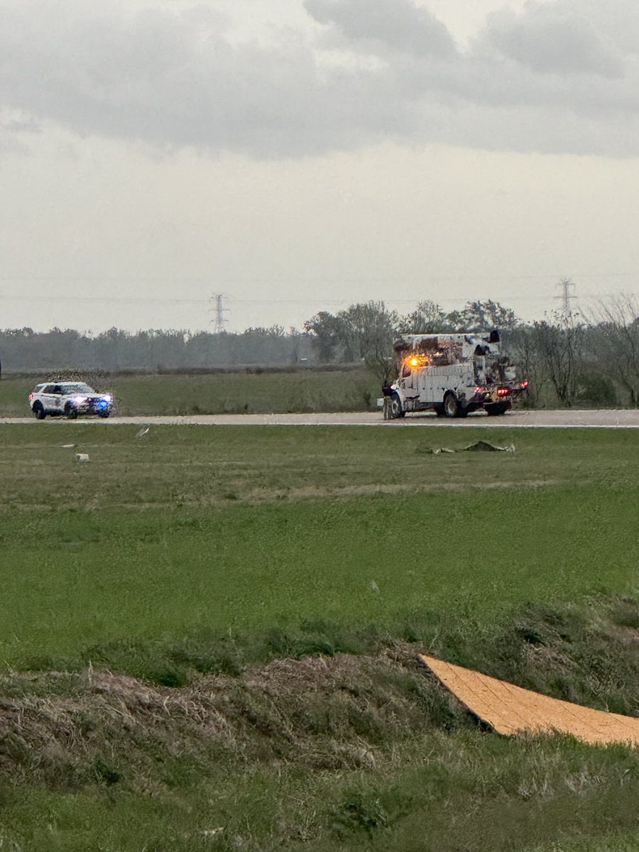 MattisonGafner's tweet image. #AFTERMATH: Just pulled into Almyra, currently off Stroh Road following what is believed to be a tornado. Lines are down across the road. Appears to be some damage to structures in the area. Entergy reporting nearly 300 people without power. I’ll be posting more as we travel…