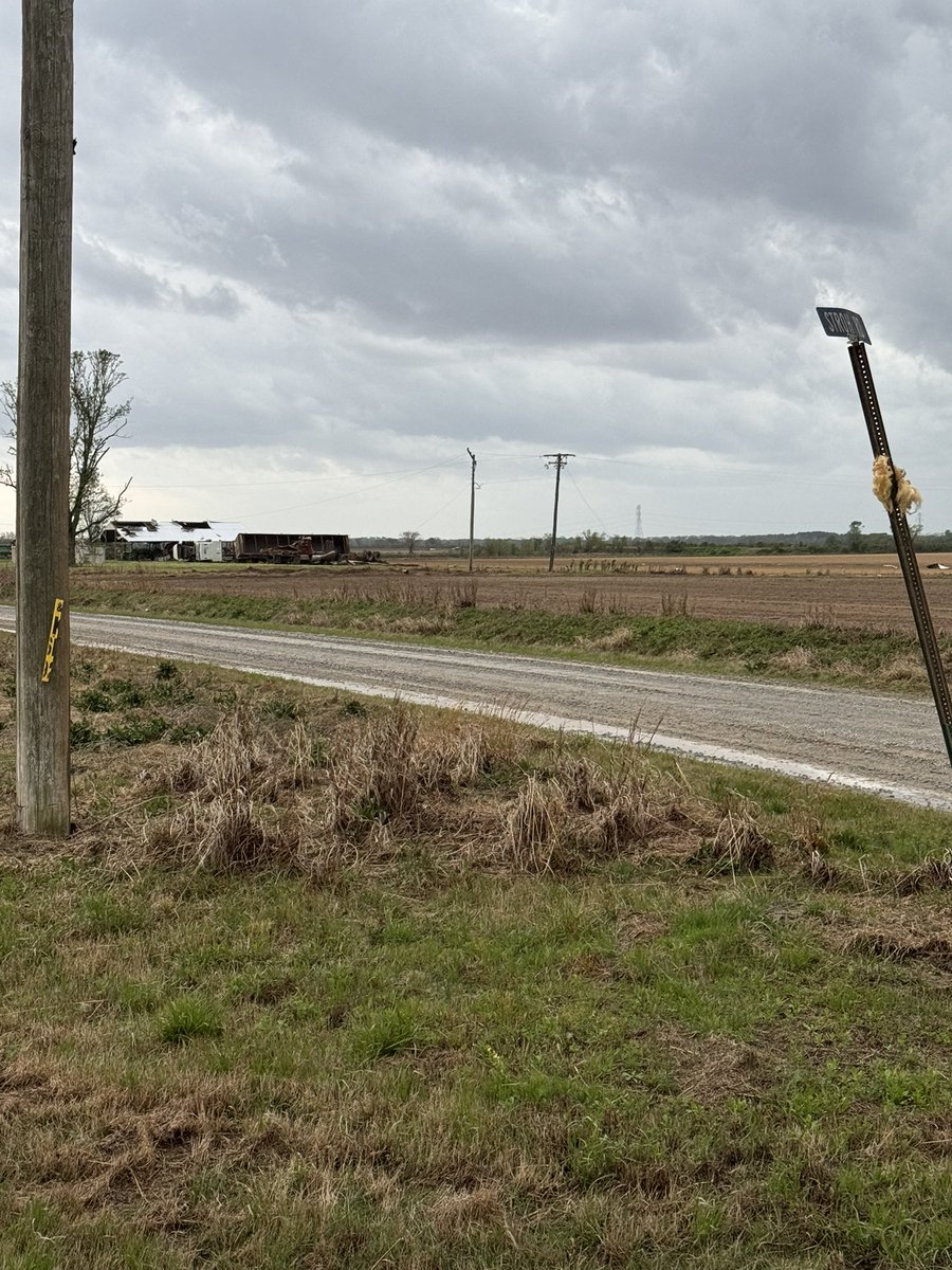 MattisonGafner's tweet image. #AFTERMATH: Just pulled into Almyra, currently off Stroh Road following what is believed to be a tornado. Lines are down across the road. Appears to be some damage to structures in the area. Entergy reporting nearly 300 people without power. I’ll be posting more as we travel…