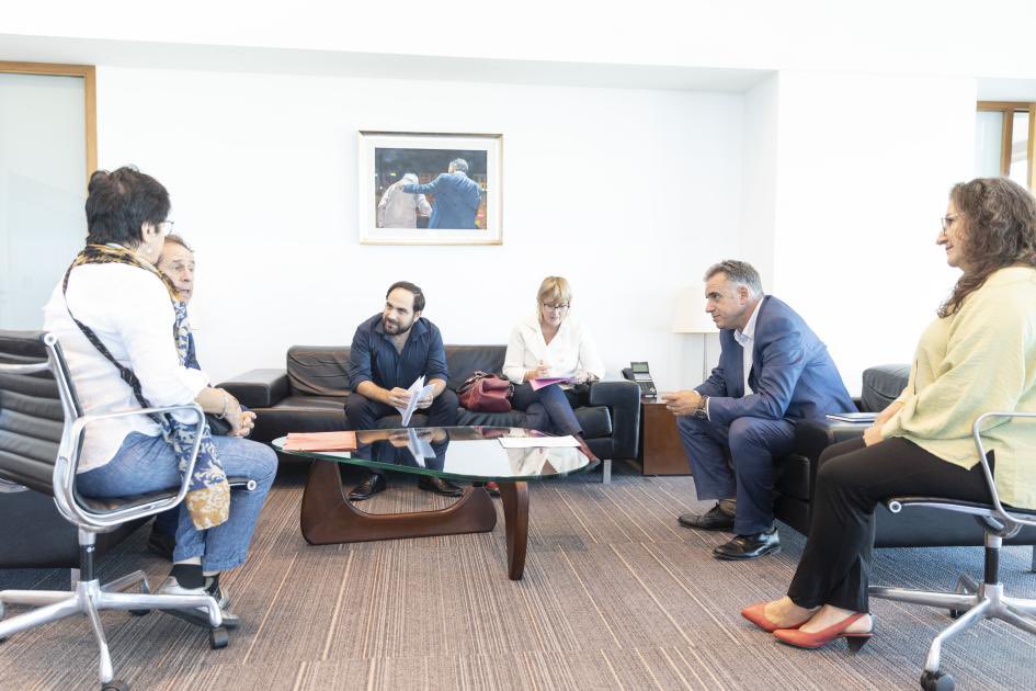 En el Día Mundial de Concientización sobre el Autismo, junto al Presidente de la República <a href="/OrsiYamandu/">Yamandú Orsi</a> y la Ministra de Salud Pública <a href="/LustembergC/">Cristina Lustemberg</a> nos reunimos con la Federación de Autismo del Uruguay. 
Nos comprometimos a trabajar de forma conjunta para saldar una enorme deuda