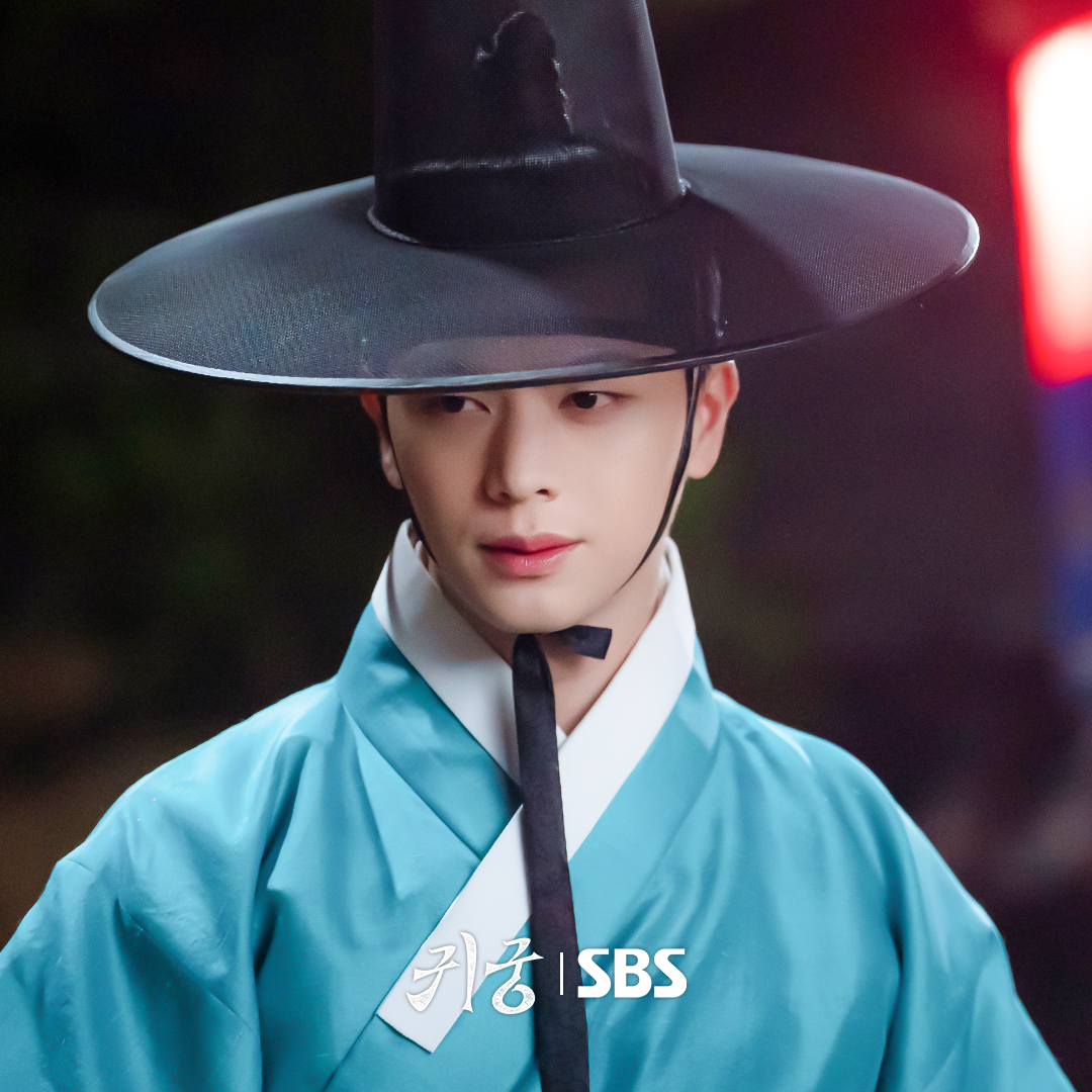 SBSNOW's tweet photo. 육성재 눈빛에 내 마음이 녹아...★
윤갑과 강철이의 극과 극 매력🤩

SBS 새 금토드라마 <귀궁>
☞ 4월 18일 [금] 밤 9시 50분 첫 방송

#SBS새금토드라마 #귀궁
#TheHauntedPalace #귀궁스틸 #스틸
#육신쟁탈판타지로코 #판타지 #로코
#육성재 #김지연 #김지훈 https://t.co/KljTo6T1os