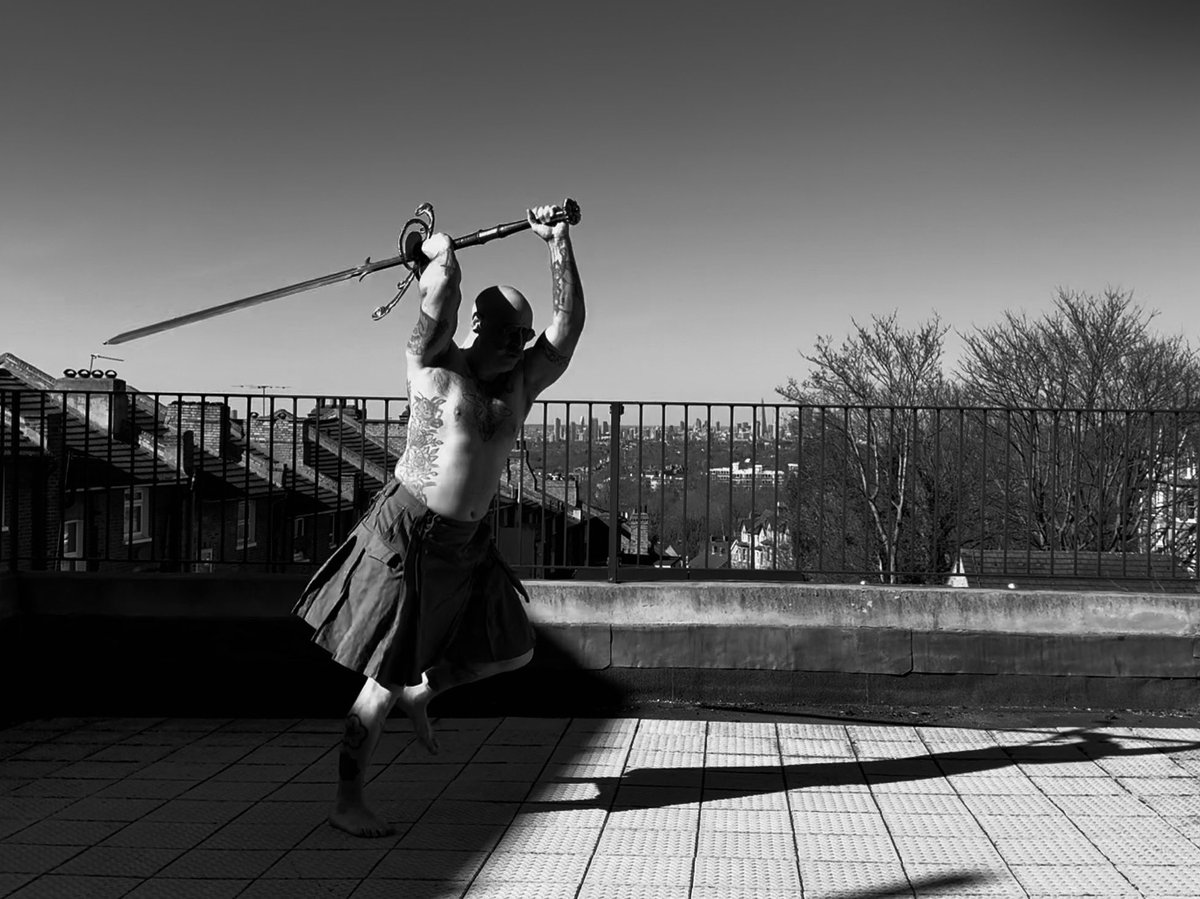 LondonLongsword's tweet photo. How the Sun found me…
Still trying to convince @warhammer and @VermintideGame that their swords aren’t big enough. 😊⚔️😊

#hema #fencing #londonlongswordfamily #londonlongswordacademy #learnswordfighting #london #kruber #zweihänder #vermintide #montante #schlactschwert https://t.co/Q2XPp2kwvP