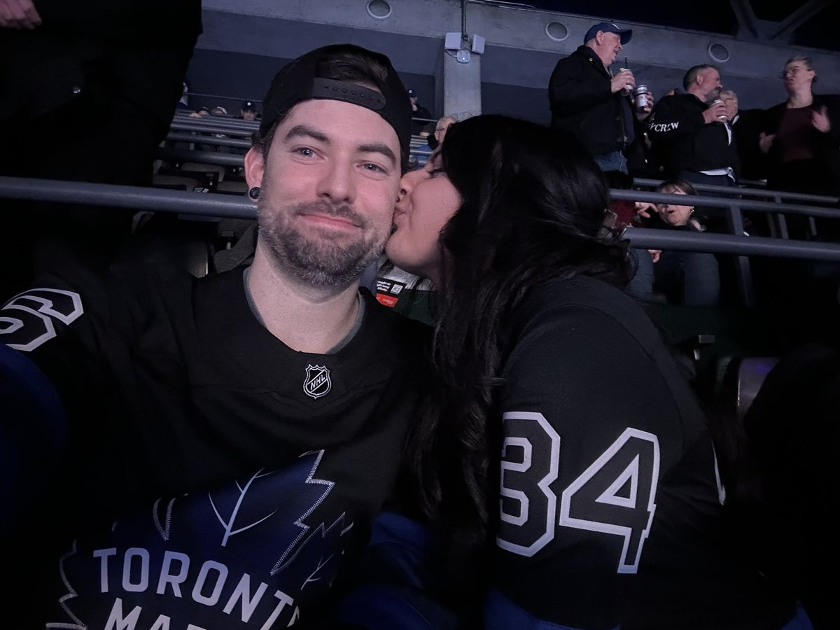 tdowling726's tweet photo. First nhl game for the girlfriend! #leafsforever https://t.co/WuXZZGfee4