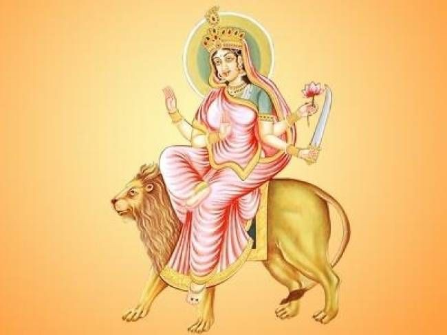 Sanatanii_'s tweet photo. नवरात्र 6 मां कात्यायनी 

मां कात्यायनी नवरात्रि के छठे दिन पूजी जाने वाली देवी हैं। इन्हें शक्ति का अवतार माना जाता है, जो असुरों का नाश करने और धर्म की स्थापना करने के लिए प्रकट हुई थीं।

2. नाम की उत्पत्ति

इनका नाम "कात्यायनी" इसलिए पड़ा क्योंकि महर्षि कात्यायन ने कठोर तपस्या करके मां शक्ति से इन्हें अपनी पुत्री के रूप में प्राप्त किया था।

3. स्वरूप व प्रतीक

रूप: मां कात्यायनी का रूप अत्यंत चमकीला, तेजस्वी और दिव्य है।

वाहन: सिंह

हथियार: चार भुजाओं में क्रमशः तलवार, कमल, वरमुद्रा और अभयमुद्रा।

रंग: स्वर्ण-आभा से युक्त

4. देवी कात्यायनी की कथा

जब दानव महिषासुर का अत्याचार बढ़ गया, तब देवताओं की प्रार्थना पर मां दुर्गा ने कात्यायनी रूप में अवतार लिया। उन्होंने महिषासुर का वध कर देवताओं को भयमुक्त किया।

5. पूजा विधि

प्रातः स्नान कर मां की मूर्ति या चित्र की स्थापना करें।

पीले वस्त्र पहनकर पूजन करें, क्योंकि यह उनका प्रिय रंग है।

गंगा जल, फूल, रोली, अक्षत और नैवेद्य अर्पित करें।

मां को शहद व गुड़ का भोग लगाएं।

दुर्गा सप्तशती या कात्यायनी स्तोत्र का पाठ करें।

अंत में आरती कर माता से आशीर्वाद लें।

6. विशेष महत्व

कुंवारी कन्याओं के लिए विशेष रूप से शुभ मानी जाती हैं।

विवाह में आ रही बाधाओं को दूर करने के लिए मां कात्यायनी की पूजा की जाती है।

शत्रु नाश एवं संकट मुक्ति के लिए इनकी आराधना फलदायी होती है।

7. मंत्र

ॐ देवी कात्यायन्यै नमः

या

कात्यायनि महामाये महायोगिन्यधीश्वरि।
नन्दगोपसुतं देवि पतिं मे कुरु ते नमः।।