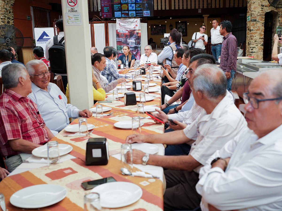 SMDIFHuauchi's tweet photo. Nuestra Presidenta, Arq. Guadalupe Lilián González Cabrera, acompañó al Presidente Municipal, Ing. Rogelio López Angulo, en una importante reunión con la Cámara Nacional de Comercio, Servicios y Turismo Huauchinango. https://t.co/LCfxjs3jMG