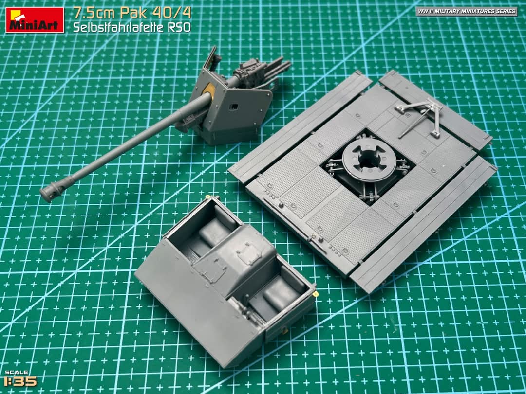 AchtAcht3's tweet photo. 【メーカー応援】
#MINIART の新製品！1/35 Pak搭載RSOの製作シーン。射界は広いけど腰高で狙いがつけづらそう。Pakを降ろして運搬車に戻された車輌もあったらしいので、幌を張ってやったりしても面白そう。
#StandWithUkraine️ https://t.co/N8BVkB52Jf