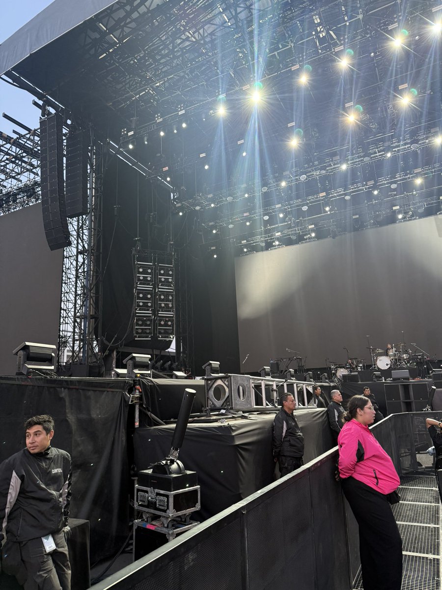 twentyqne's tweet photo. NO ZOOM VIEW. INSANE #gutsworldtourspilledmexicocity https://t.co/wXrJJF3WzG