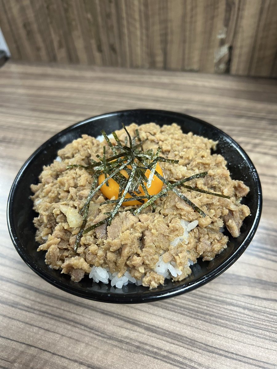 budouka_ryo's tweet photo. 昨日入学式おめでとうございました❗️新入生の方々も早速ご来店ありがとうございました👍成城大ラクロス部新歓コラボで限定丼あります🐷新入生は体験会参加でラーメン無料券貰えるので是非😁新入生でバイト探してる方もラーメン屋に興味あれば是非お問い合わせ下さい🍜本日も24時半までお待ちしてます🙇‍♂️ https://t.co/UCmdo44Jzt