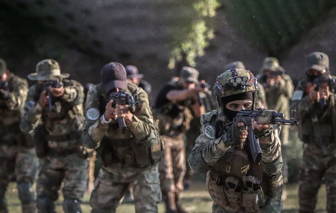رِجالٌ يَنسِجون العِزَّ لـ أُمَّةٍ غَرقت فِي الهوَان، يَقتحمون المَوت بِـ المَوت بِلا جَزع، اصطَفاهم الله لـ سُوحِ الجِهَاد وَ فَضلهم عَلى كَثيرٍ مِن العِبَاد، وَ لـ أمثَالهم أعدَّ الله طُوبَى
#أحرارـالشام