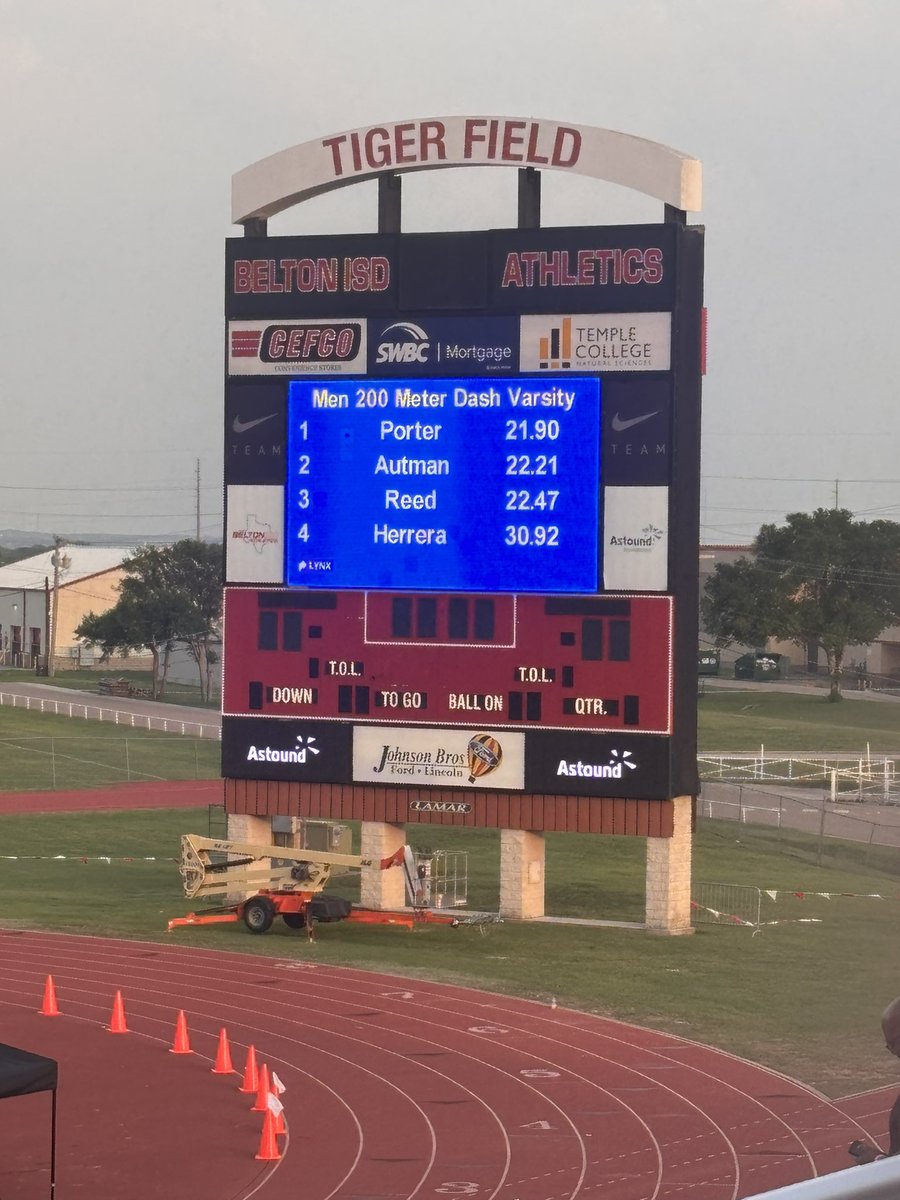 TYLERREEDCTX's tweet image. 6th overall

Last week I ran a 23.09 but this week I ran a 22.47 as a FRESHMAN! 

A lot of work to do and finals tomorrow! @RespectxSports @247recruiting @DannyServance @CoachWill1424 @Hoodque02 @EllisonAnd @coachkellison63