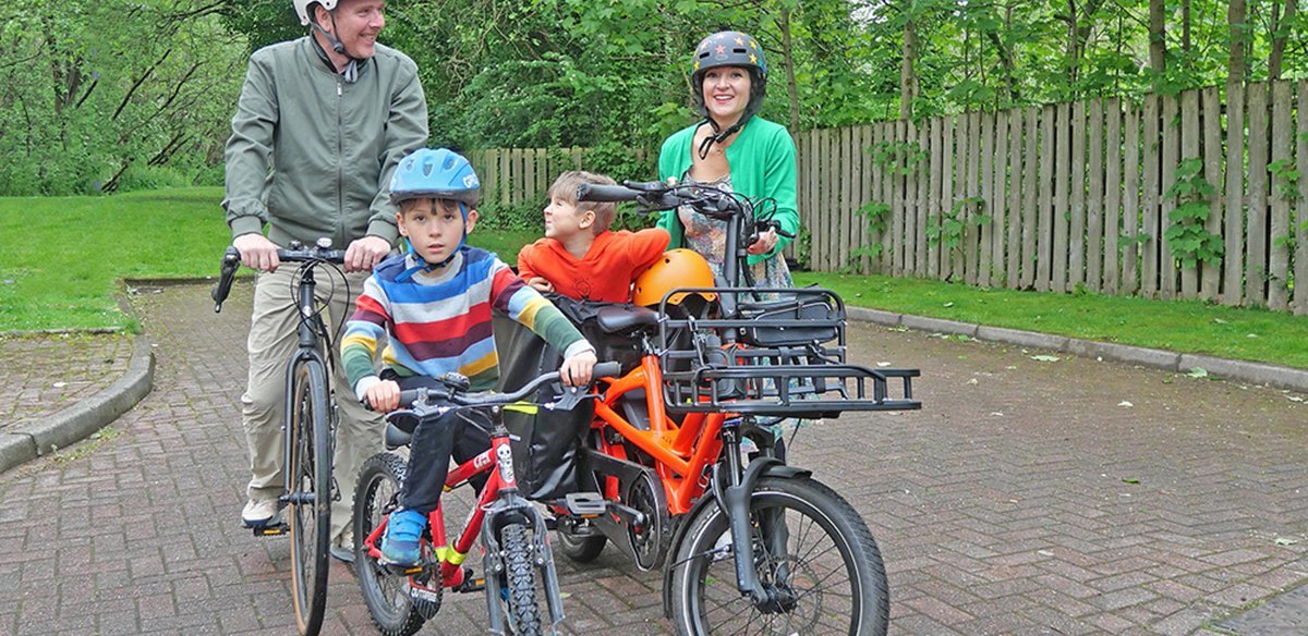 Stuart Murdoch (Belle &amp; Sebastian) ผู้แบ่งปันความรักในการปั่นจักรยาน และถ่ายทอดความสุขนี้ให้กับบุตรชายทั้งสองของเขา ครอบครัวนี้รักในการปั่นจักรยานไปชมสวนสาธารณะของกลาสโกว์ ไปส่งลูกที่โรงเรียน ไปทำงาน และไปชอปปิ้ง