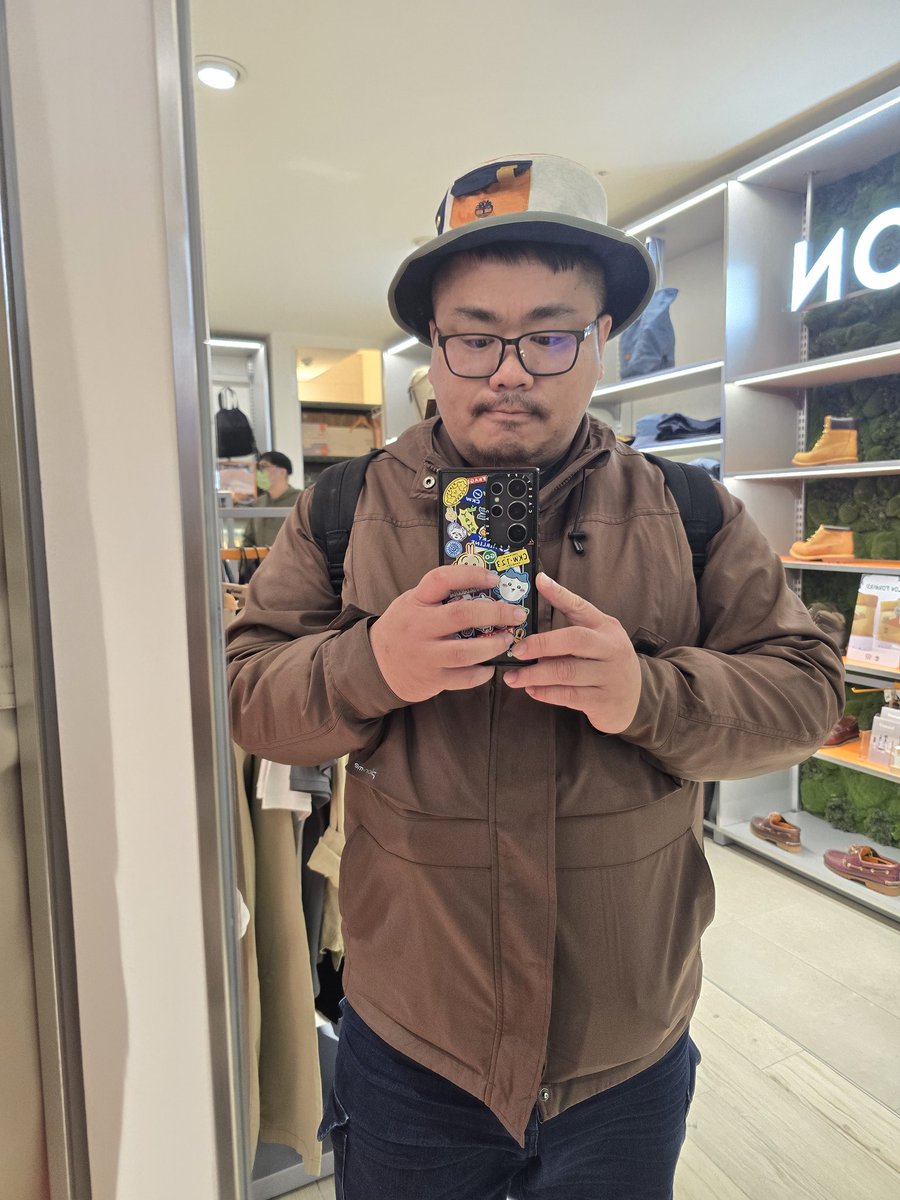 帽子好可愛，踢不爛JP 設計感都好棒
可惜我配不太上他的價碼🫠