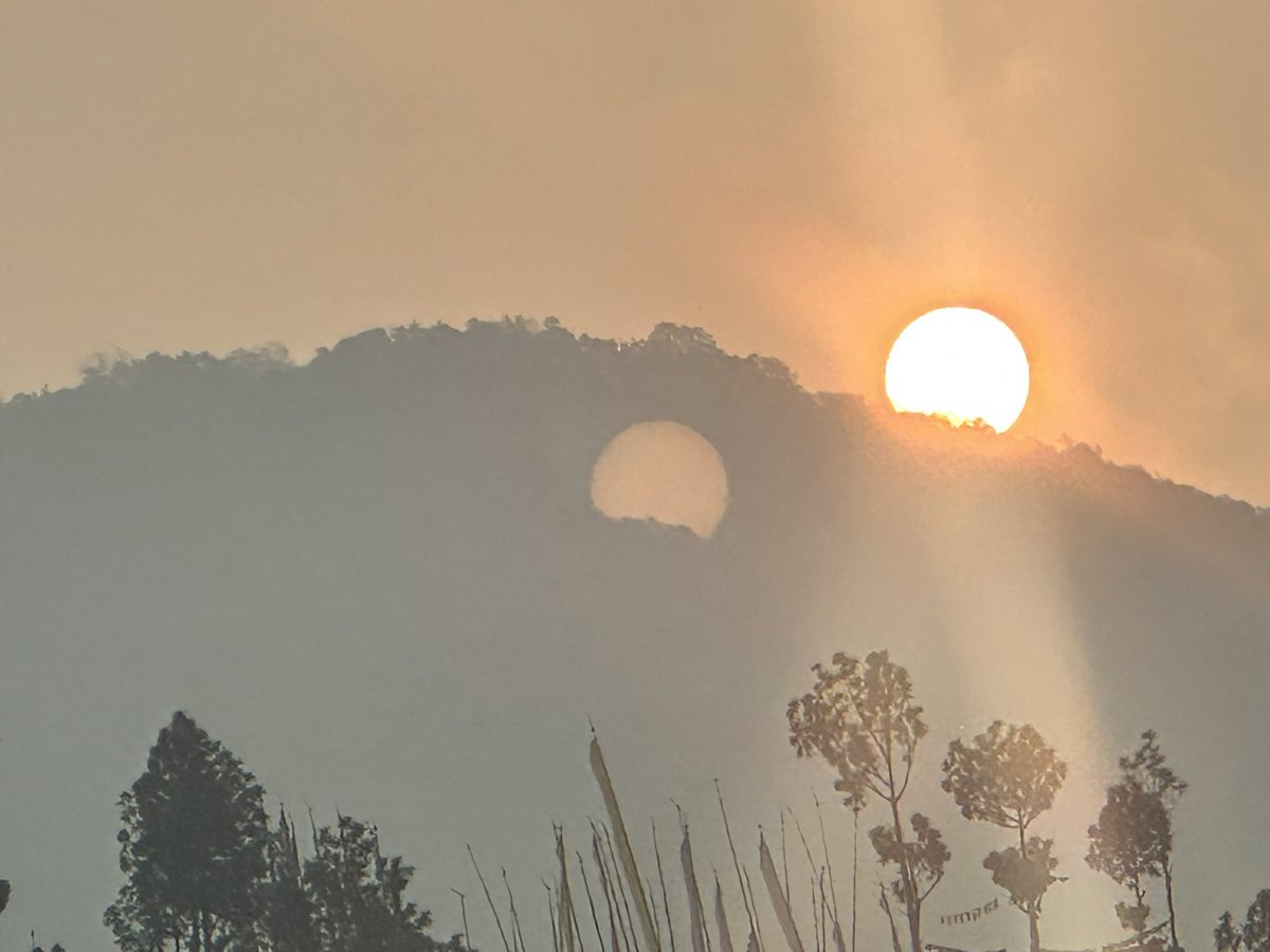 lifeinfears's tweet photo. #twosun 
Where is my mobile capturing 2 sun? 
From far there is only 1 but when zoomed I see 2! 
Can any one explain? 
#sun #Bhutan #NASA https://t.co/d3nDL3WIIy