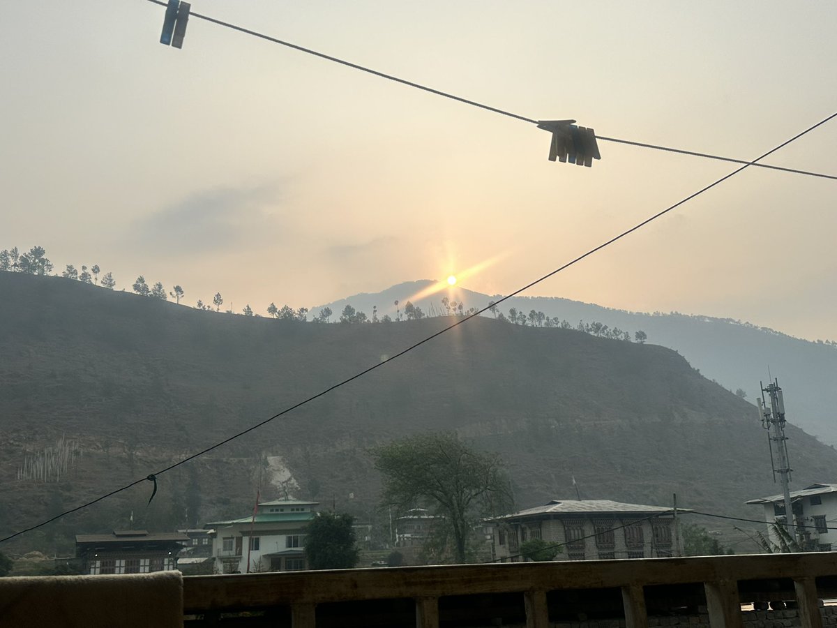 lifeinfears's tweet photo. #twosun 
Where is my mobile capturing 2 sun? 
From far there is only 1 but when zoomed I see 2! 
Can any one explain? 
#sun #Bhutan #NASA https://t.co/d3nDL3WIIy