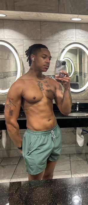 Watch Thee Heavyweight Champ 🥵's leaked NSFW photo on TwXstars