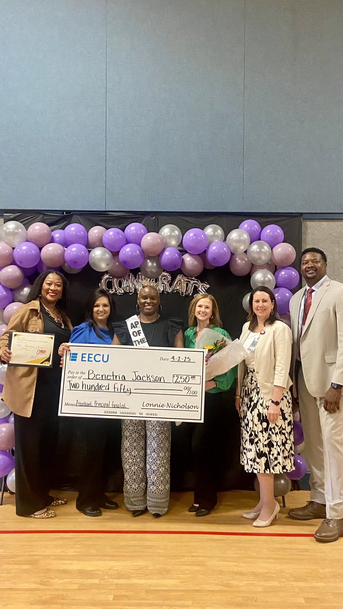 ChristinReeves's tweet image. 🎉 Today, we celebrate the outstanding achievements of Benetria Jackson, our FWISD Area 3 Elementary AP of the Year! 🏆
We’re incredibly fortunate to have such a remarkable leader among us. Congratulations, Ms. Jackson! 👏 
#FWISD #Leadership 
@DavidKSellarsES @TBrownEducator