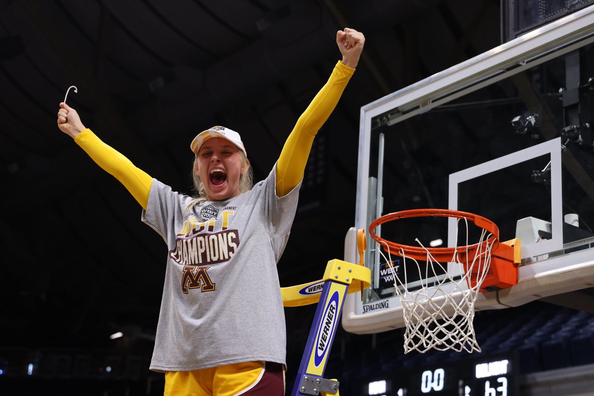 wbitwbb's tweet image. 𝘚𝘯𝘪𝘱, 𝘴𝘯𝘪𝘱… ✂️🏀

This moment is what dreams are made of!

#ElevateTheGame