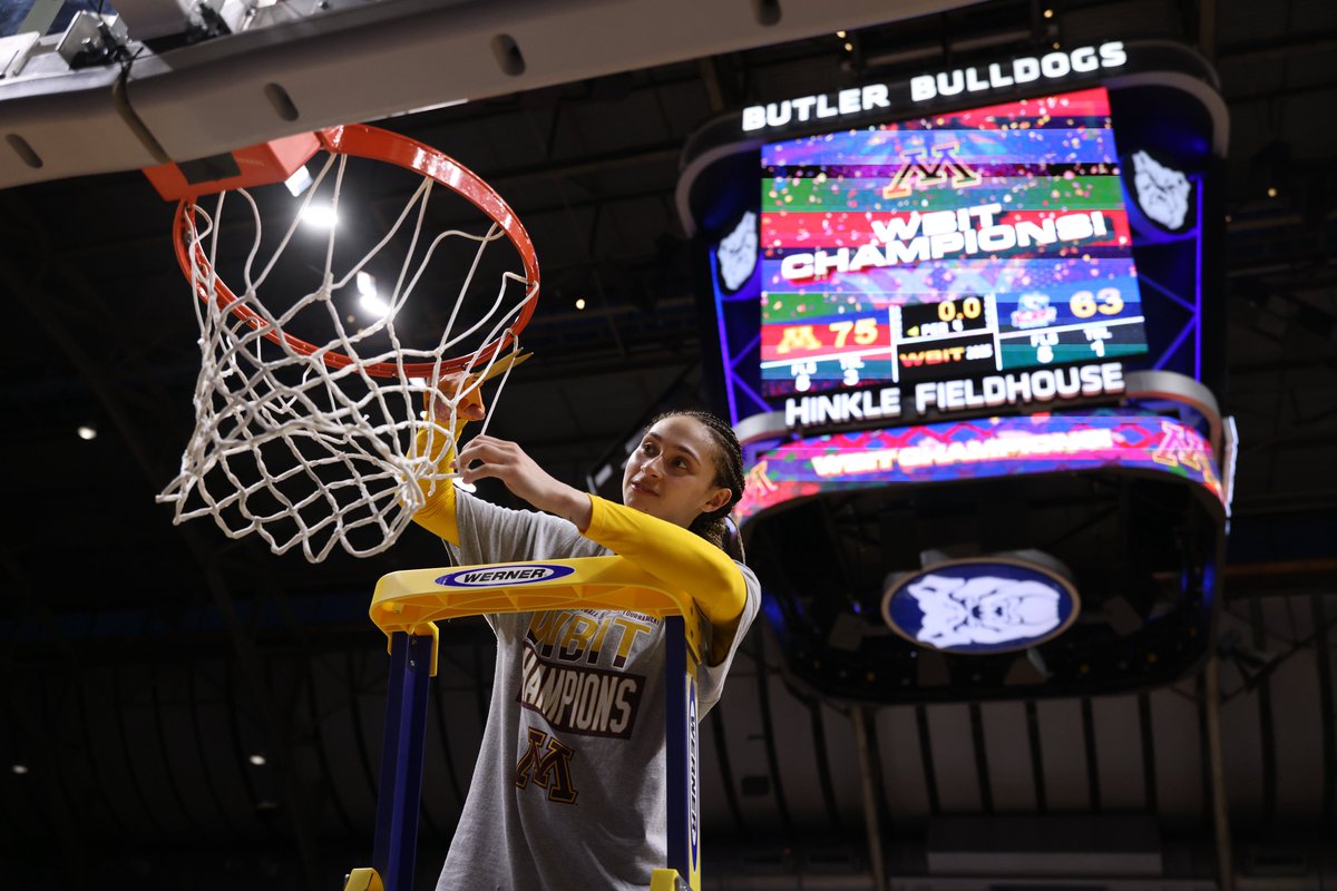 wbitwbb's tweet image. 𝘚𝘯𝘪𝘱, 𝘴𝘯𝘪𝘱… ✂️🏀

This moment is what dreams are made of!

#ElevateTheGame