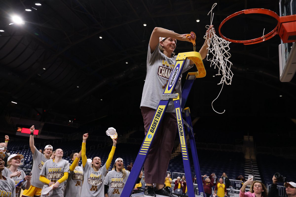 wbitwbb's tweet image. 𝘚𝘯𝘪𝘱, 𝘴𝘯𝘪𝘱… ✂️🏀

This moment is what dreams are made of!

#ElevateTheGame