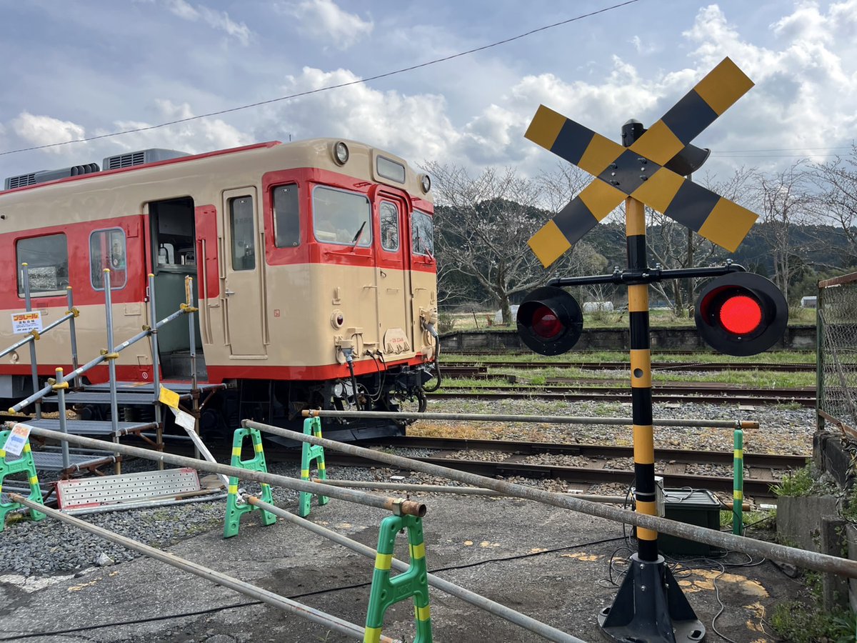 電球式とLHUでしょうか😳 コメント欄の写真では 陸運電機製の警報灯に