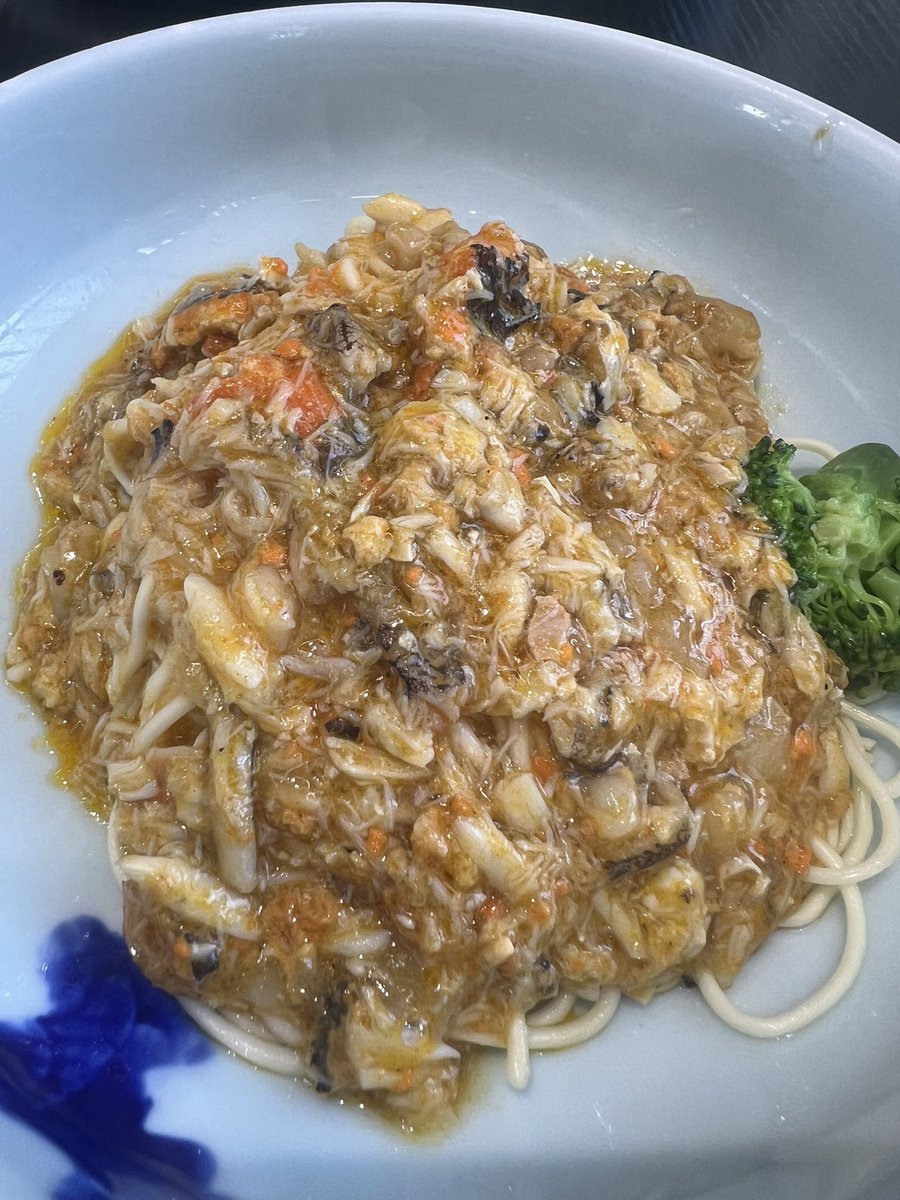 上海の人気店、蟹尊苑で蟹粉面（上海蟹肉・蟹味噌まぜ麺）をご馳走になりました！

とても美味しくてびっくり😋✨

ゴールデン青島ビールも最高！

#彩の酒蔵放浪記 
#酒場放浪記