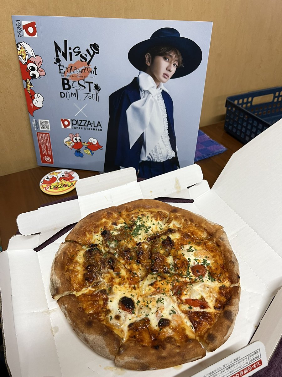nsy_425's tweet photo. そいえば滑り込みでピザーラした！！
結構美味いしスリーブと缶バッチ貰えるしで最高すぎた〜🍕🎩🪄
#Nissy_Re10th https://t.co/vQ1z2tmIOZ