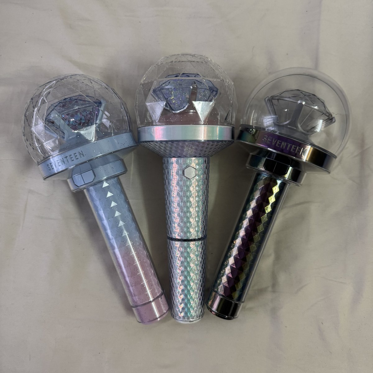 4vaIentine's tweet photo. help rt | wts

caratbong v2 v3 &amp; 10th anniversary - rm450 for all

v3 has scratches on the dome, other lightsticks are in good condition &amp; function well. boxes are in good cond as well

wm 10 em 20
dm if you wtb!

#pasarsvt #pasarseventeen https://t.co/42jDtGr6X0