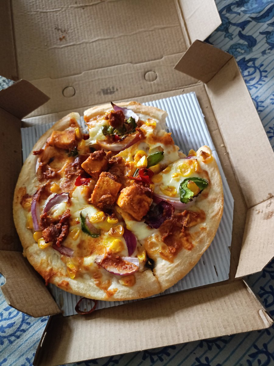 itz_abhro's tweet photo. I have ordered a pizza from Pizza hut restaurant which was "Southern fiery Paneer Pizza", but they delivered wrong Product i.e. "Kadhai Paneer Pizza".As I am Jain, So I don't consume Onion.I have attached video and Photos. Kindly do the needful. @zomato @zomatocare @PizzaHutIN https://t.co/EAOUiXMPTr