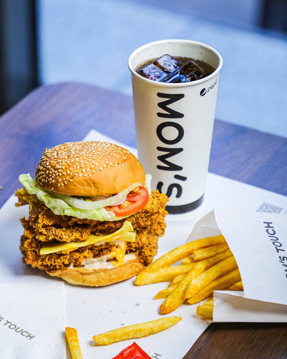 Шинэхэн, хөлдөөгөөгүй тахианы махтай шарж бүрсэн амтат чикен, өвөрмөц соусаар баялаг бургерээр үйлчлүүлэгдчээ дайлдаг Mom's Touch 🤗