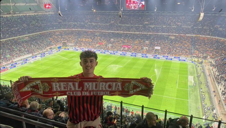 FanRealMurcia's tweet photo. 💪Nos pasan una foto de un murcianista por San Siro.

👏@salvaar_18 https://t.co/n9wpgiP3Dr