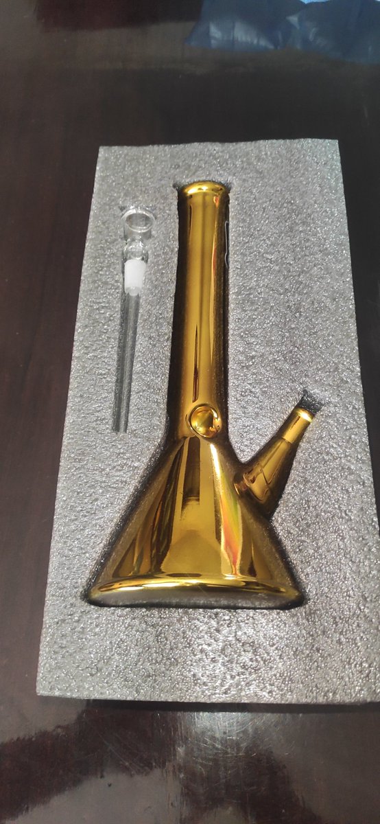 shop420Kenya's tweet photo. Shining like pure gold, this 14INCH Iridescent Beaker Bong (Electroplated) is a true showstopper. Sleek, sturdy, and built for smooth pulls—because style and function should go hand in hand. ✨🔥 #MainaAndKingangi #LowerClassStandard Maua Lesotho
->ksh 6,800
->Pay on delivery https://t.co/ZfidZPiuzx