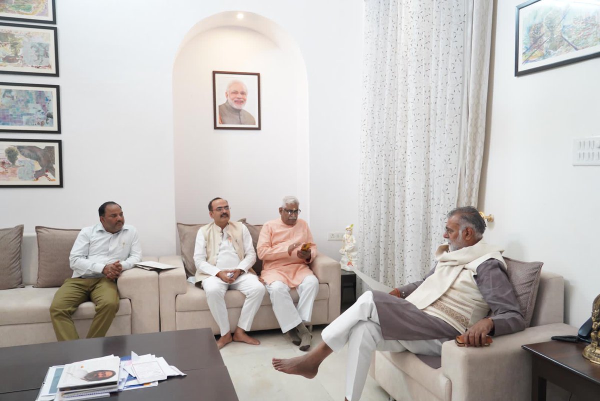 prahladspatel's tweet photo. भोपाल आवास पर भारतीय मजदूर संघ के क्षेत्रीय संगठन मंत्री श्री सुनील किरवई जी, प्रदेश महामंत्री श्री कुलदीप सिंह गुर्जर जी ने शिष्टाचार भेंट कर विभिन्न विषयों पर चर्चा की। https://t.co/ZBeh7uM1WJ