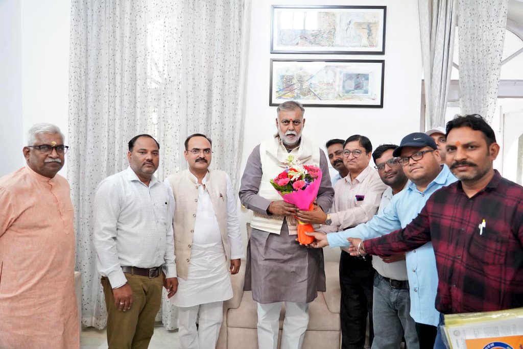 prahladspatel's tweet photo. भोपाल आवास पर भारतीय मजदूर संघ के क्षेत्रीय संगठन मंत्री श्री सुनील किरवई जी, प्रदेश महामंत्री श्री कुलदीप सिंह गुर्जर जी ने शिष्टाचार भेंट कर विभिन्न विषयों पर चर्चा की। https://t.co/ZBeh7uM1WJ