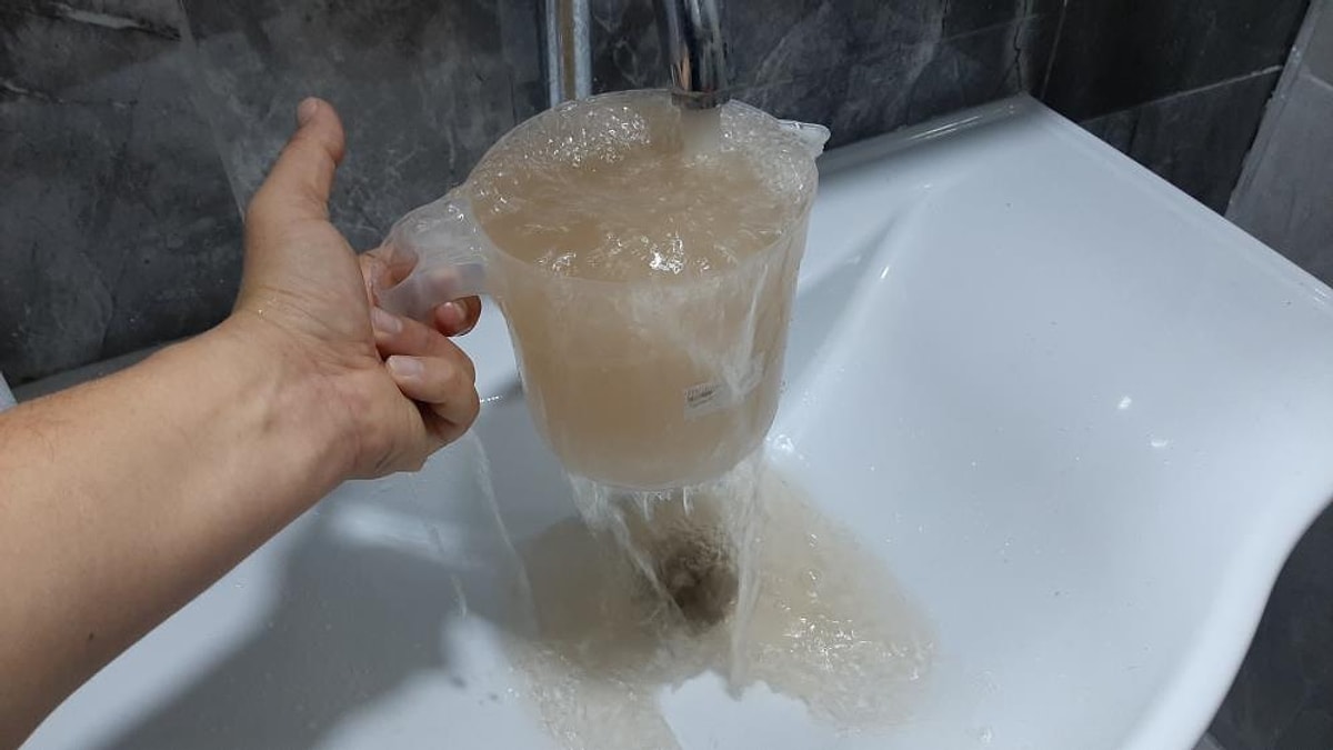 ContextMus's tweet image. Bu şehirde temiz su bulmak mucize oldu!
Fatura öderken suyun rengi normal ama musluktan çamur akıyor!  
    Bu rezalet ne zaman bitecek?
Çeşmelerden akan şey su değil, rezalet! Yetkililer uyuyor mu? İnsanları bu pisliği kullanmaya mahkûm etmek hangi vicdana sığar?