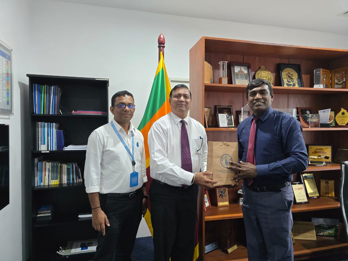 "On March 27th, a delegation led by Mr. Nalin Munasinghe, Assistant Country Representative of the FAO, met Retired Major General Sampath Kotuwegoda, the new Director General of the DMC, #SriLanka

More info
#call117
#dmcsrilanka
#FAO