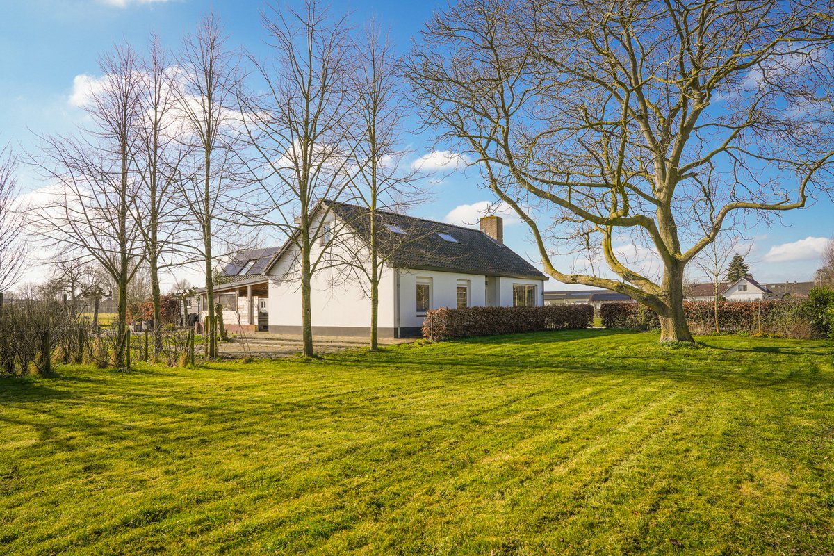 Landhuis met volledig geoutilleerd gastenverblijf en weiland. Dichtbij de natuur van de Waal en de Stiftsche Uiterwaarden. Molenstraat 50 Ophemert: landerije.nl/woningaanbod/b…
