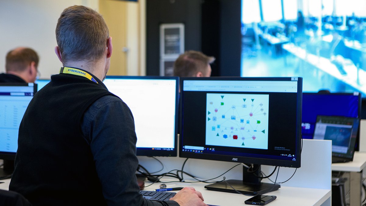 Järjestimme <a href="/JAMK_fi/">Jamk</a> kanssa viranomaisille kolmipäiväisen yhteisharjoituksen kyberrikostorjunnasta. Kun kyberrikosvyyhti osuu eri viranomaisten tonteille, tarvitaan vahvaa yhteistoimintaa ja tiedonvaihtoa. Lue tiedotteesta, miten homma eteni: 
polamk.fi/-/laajaa-kyber…
<a href="/JYVSECTEC/">JYVSECTEC</a>