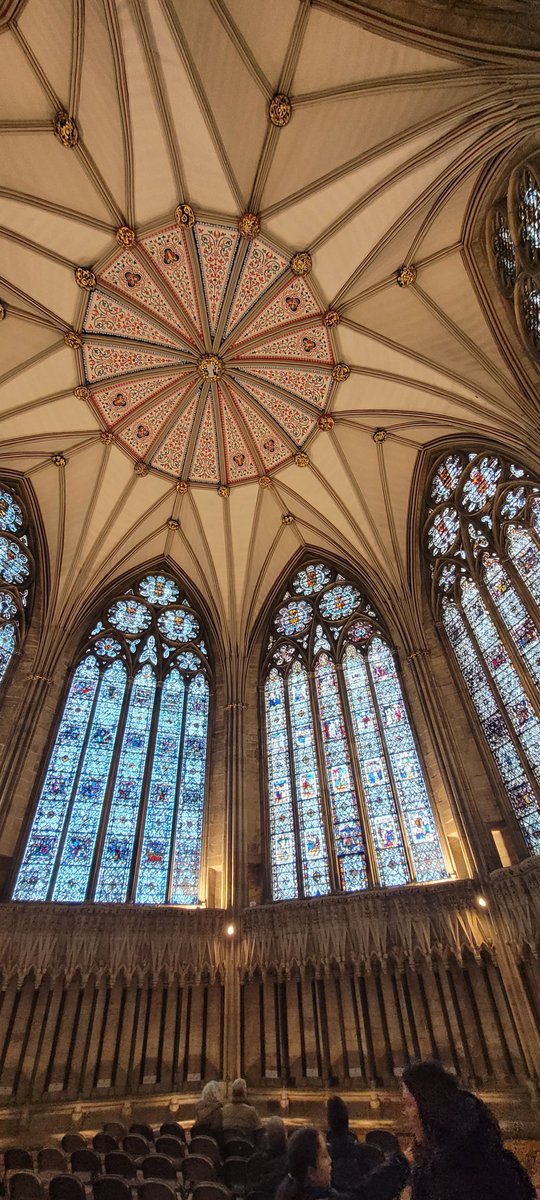 The chapter house at York... resplendent as ever. ✨️

Completed in the 1280s, its magnificent vaulted ceiling has no central column, and is instead supported by external buttressing and timbers inside the roof.