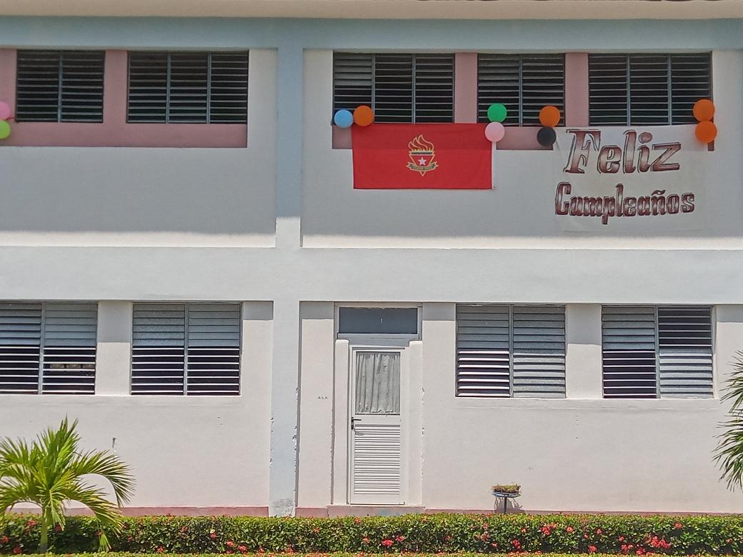 EECeliaSanchezM's tweet photo. Se viste de gala nuestra Institución Educativa @EEceliasanchezm @Guama @SantiagodeCuba en vísperas al 4 de abril y       #VamosPorMás @CubaMined @dpestgo @dmeguama @MaritzaDelrio65 https://t.co/6tw48RZxZN