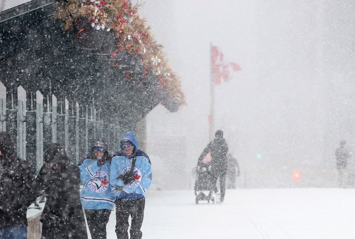 SteveRussell's tweet photo. Toronto got hit by a winter storm as Toronto Blue Jay fans were heading to the Rogers Centre.
A couple hours later at ScotiaBank Arena, Florida Panthers' Nate Schmidt got hit with a more localized winter storm.
#TOstorm #ONStorm #thundersnow https://t.co/bb1zKLaUWE