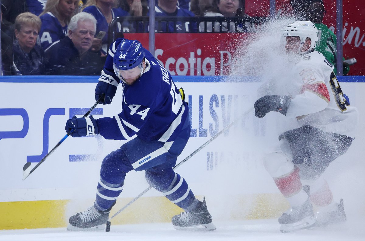 SteveRussell's tweet photo. Toronto got hit by a winter storm as Toronto Blue Jay fans were heading to the Rogers Centre.
A couple hours later at ScotiaBank Arena, Florida Panthers' Nate Schmidt got hit with a more localized winter storm.
#TOstorm #ONStorm #thundersnow https://t.co/bb1zKLaUWE