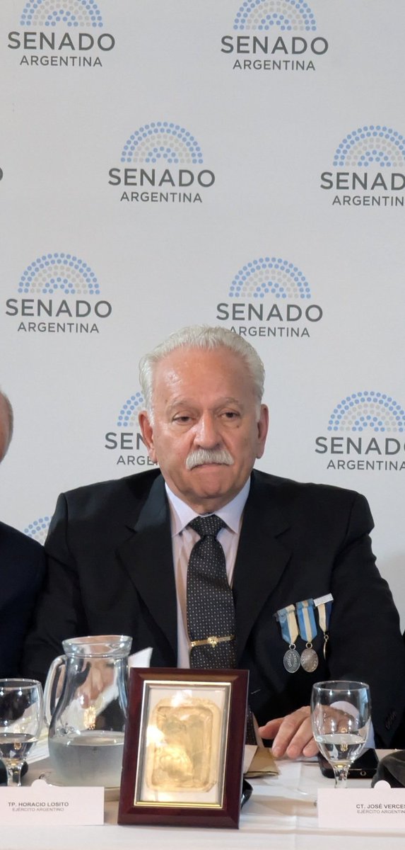 hijos_capital's tweet image. ❗A 43 años de la guerra por Malvinas, el Senado de la Nación le entregó un reconocimiento en persona al genocida Horacio Losito, condenado a prisión perpetua y otras dos veces a 25 años de prisión por delitos de lesa humanidad.